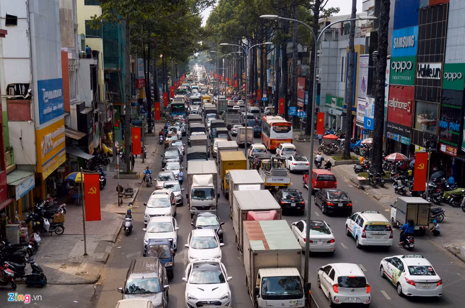 Nằm ở trung tâm thành phố, nối các quận 3, 6, 10, 11 với nhau, lượng xe tải chở hàng qua đây tăng đột biến khiến giao thông khu vực luôn đông đúc.