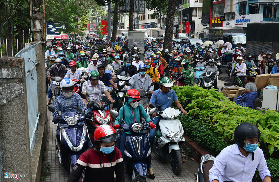 Người chạy xe máy lên vỉa hè bị dồn lại trước nhà hát Hòa Bình.