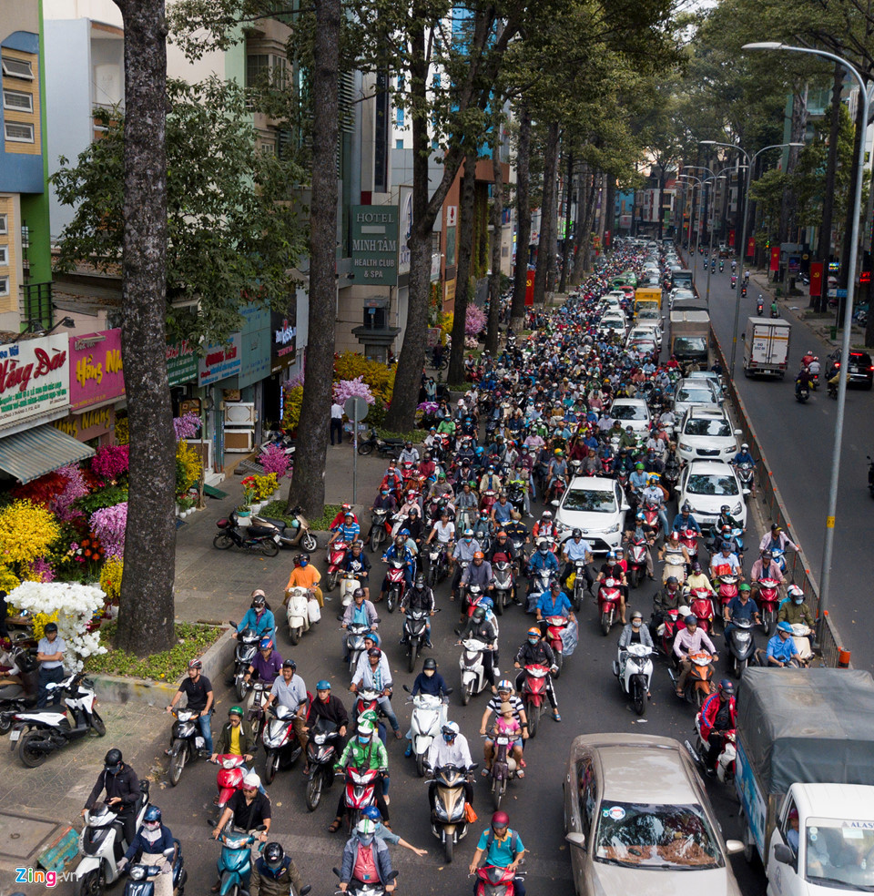Đoạn từ vòng xoay Dân Chủ đến Cao Thắng các phương tiện phải chôn chân chờ đèn đỏ nhiều nhịp mới vượt qua.