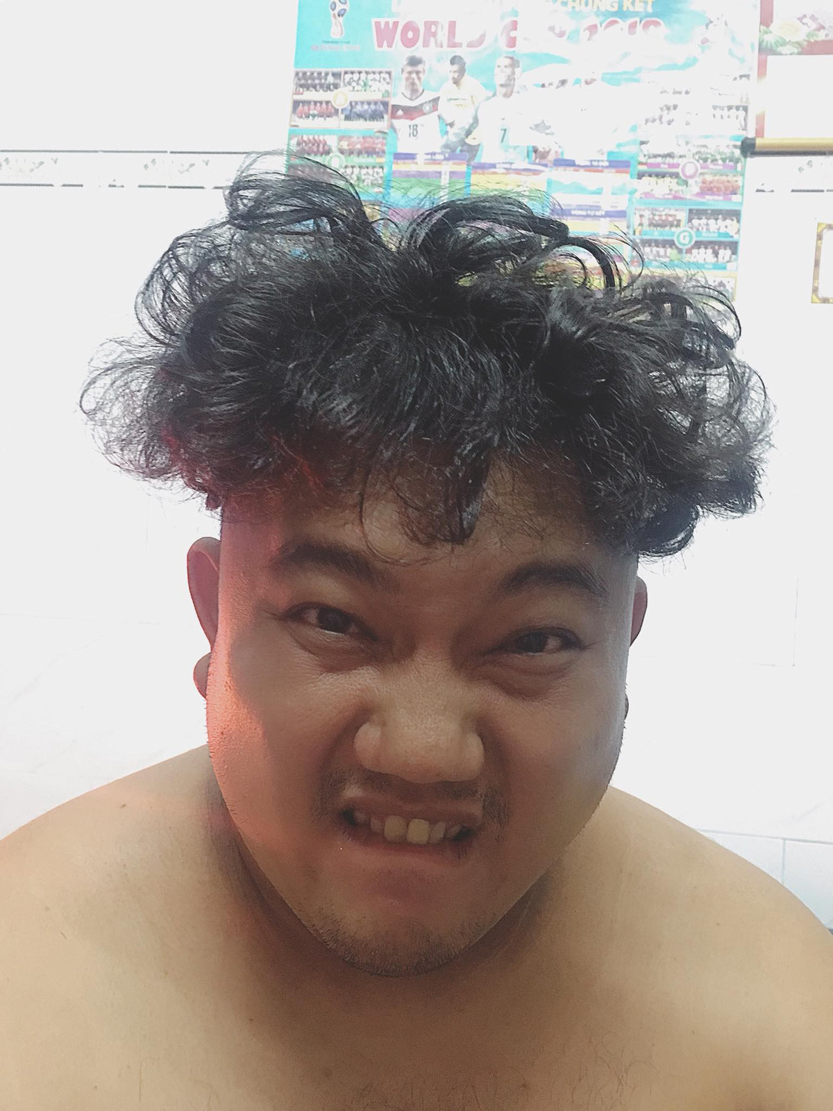 Bắt đầu từ một câu chuyện vui của người vợ trẻ sau khi đặt câu hỏi: "Liệu chồng mình có thể làm ra bao nhiêu kiểu tóc?" Ngay lập tức cô nàng đã tự mình đi tìm câu trả lời theo cách cực bá đạo và bỗng dưng người đàn ông "xấu số" trở thành người mẫu tóc bất đắc dĩ.