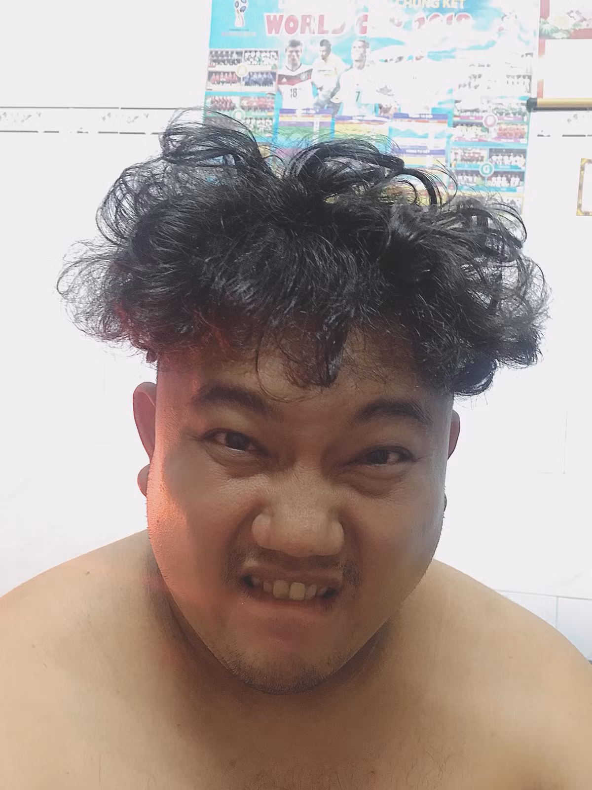 Bắt đầu từ một câu chuyện vui của người vợ trẻ sau khi đặt câu hỏi: "Liệu chồng mình có thể làm ra bao nhiêu kiểu tóc?" Ngay lập tức cô nàng đã tự mình đi tìm câu trả lời theo cách cực bá đạo và bỗng dưng người đàn ông "xấu số" trở thành người mẫu tóc bất đắc dĩ.