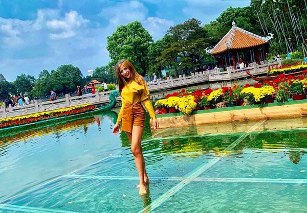 Mặc dù cầu không có tay vịn nhưng xung quanh cầu đều có các lưới bảo vệ, chiều rộng đến 1 mét, nằm chìm dưới nước để giữ các đồ vật của du khách nếu lỡ tay đánh rơi xuống.