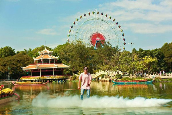 Dù chỉ mới hạ thủy vào ngày 29 Tết Kỷ Hợi 2019 nhưng chiếc cầu tàng hình này đã nhanh chóng trở thành địa điểm check-in ấn tượng thu hút đông đảo bạn trẻ tới thăm.