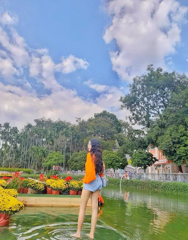 Cây cầu tàng hình tọa lạc tại Công viên văn hóa Đầm Sen (số 3 Hòa Bình, P. 13, Quận 11, TP. HCM) - nơi mà các bạn trẻ có thể thoải mái "diễn sâu", lướt trên trên mặt nước như trong phim kiếm hiệp.