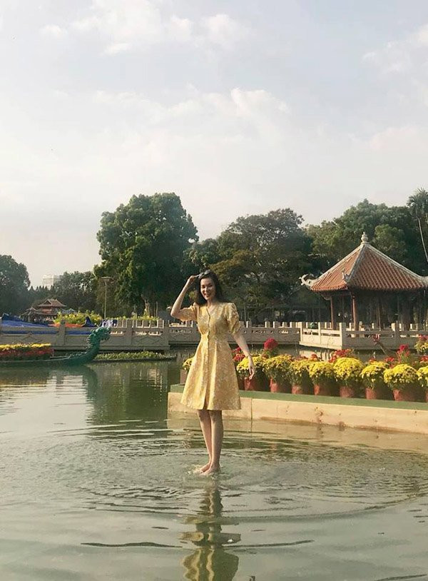 Bởi các kỹ sư và chuyên gia thể thao dưới nước phải sử dụng 2 lớp kính cường lực chống trượt, được đỡ bằng khung sắt có hệ thống phao chìm cách mặt nước 5 cm.