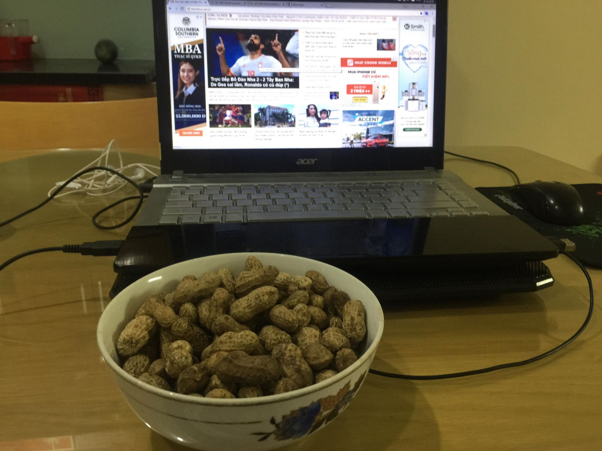  Đồ ăn mùa World Cup khá đa dạng, với những bạn "lười" vào bếp nấu, họ sẵn sàng gọi ship đêm để có đồ ăn. Một số khác lại tranh thủ giờ nghỉ giải lao để lao vào nhà bếp úp tạm gói mì hay ngồi nhai vài viên lạc cho đỡ buồn.