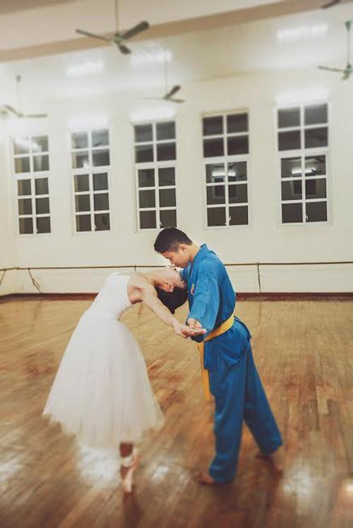 Cư dân mạng đang rất chú ý tới bộ ảnh cưới độc đáo của cặp đôi Thu Phương - Vũ Kiên. Họ đã kết hợp tài tình giữa sự mạnh mẽ của những động tác võ thuật với sự uyển chuyển của những động tác múa vào bộ ảnh để đời của mình.