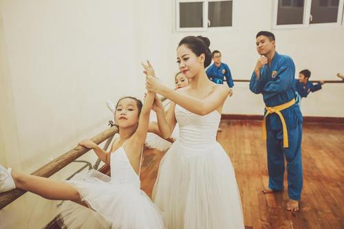 Điều đáng yêu ở chỗ, lớp học võ và lớp học múa ngay cạnh nhau nên nhiều lúc hai thầy, cô này thường phải "tranh nhau" sàn tập để đảm bảo không gian cho trò cưng của mình.