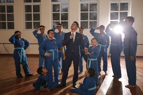 Chia sẻ về bộ ảnh cưới của mình, cặp đôi này nói rằng từ cái duyên "tranh phòng tập" mà họ đã tìm thấy nhau, chính vì vậy nên quyết định lấy luôn bối cảnh này để thực hiện những khoảnh khắc để đời của mình.