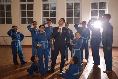 Chia sẻ về bộ ảnh cưới của mình, cặp đôi này nói rằng từ cái duyên "tranh phòng tập" mà họ đã tìm thấy nhau, chính vì vậy nên quyết định lấy luôn bối cảnh này để thực hiện những khoảnh khắc để đời của mình.