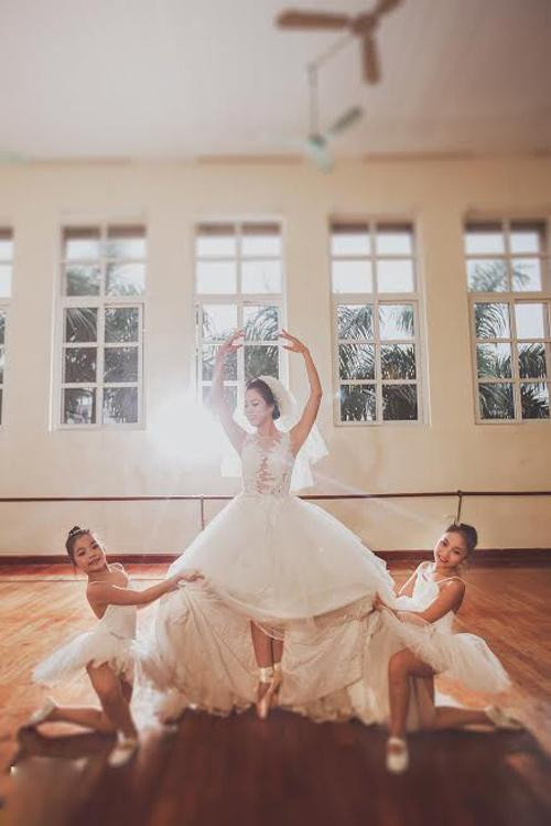 Ngoài ra, cặp đôi này còn nhờ nhiều học trò nhí của mình cùng tham gia với công việc trợ giúp, làm nền cho hai nhân vật chính.