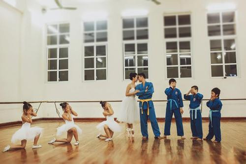 Khoảnh khắc vô cùng dễ thương của cặp đôi chàng dạy võ và nàng dạy múa khiến cư dân mạng trầm trồ ngưỡng mộ.