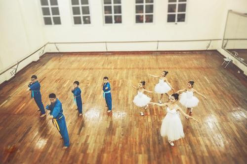 Thu Phương và Vũ Kiên quen nhau cách đây khoảng 2 năm khi họ cùng đến một phòng tập. Lúc đó, Thu Phương là giáo viên dạy múa ballet còn Vũ Kiên thuê sàn tập để dạy võ.