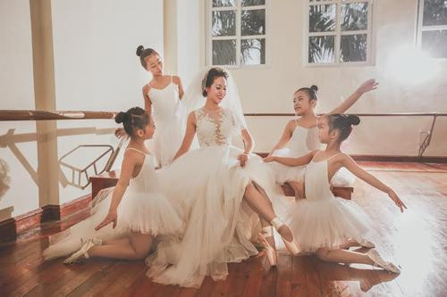 Nhưng đúng như người đời thường nói "Oan gia ngõ hẹp", từ việc "giành đất" để lấy chỗ tập, dần dần cặp đôi này trở nên thân thiết hơn. Họ trò chuyện và trao cho nhau những tín hiệu tình cảm đầu tiên sau 1 năm "cạnh tranh" phòng tập.