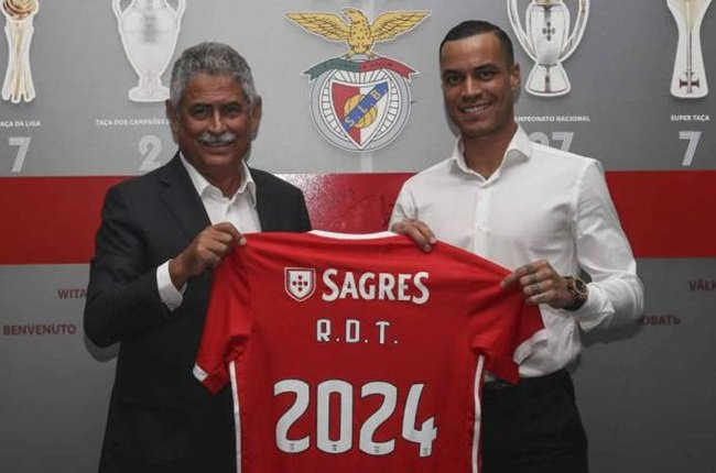 Real Madrid đăng tải thông báo chia tay tiền đạo Raul De Tomas. Anh đã chính thức gia nhập màu áo Benfica theo bản hợp đồng đến năm 2024. Phí chuyển nhượng của tiền vệ sinh năm 1994 là 20 triệu euro, kèm theo điều khoản mua lại trị giá 100 triệu euro.