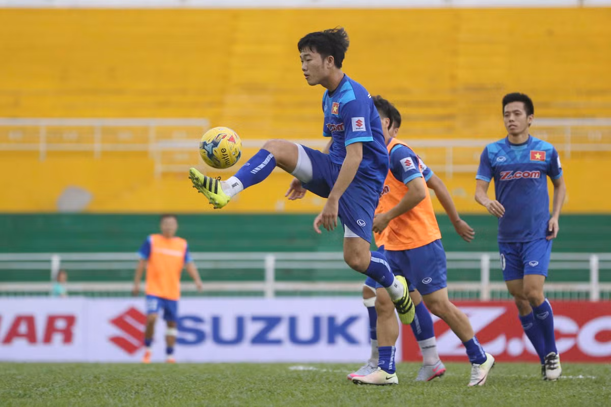 Nếu so sánh những đường chuyền với nhau, cả về đột biến lẫn nhãn quan chiến thuật, thì Như Thuật và Xuân Trường là 50/50. Nhưng để so đọ về sức va chạm, khả năng tranh đoạt và một hệ thống các bài tập kiểm soát bóng theo trường phái Arsenal thì Xuân Trường hơn Như Thuật là điều dễ nhận thấy bởi "người em" được ăn học bài bản và khá công phu từ lò đào tạo tiêu chuẩn quốc tế. Ảnh: Thethao247