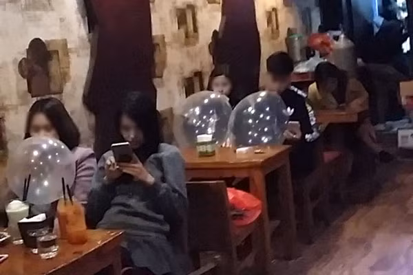 Trong một quán cafe, các nam thanh nữ tú Hà thành vừa làm việc riêng nhưng không quên rằng trên miệng mình đang ngậm một quả bóng có chứa chất kích thích.