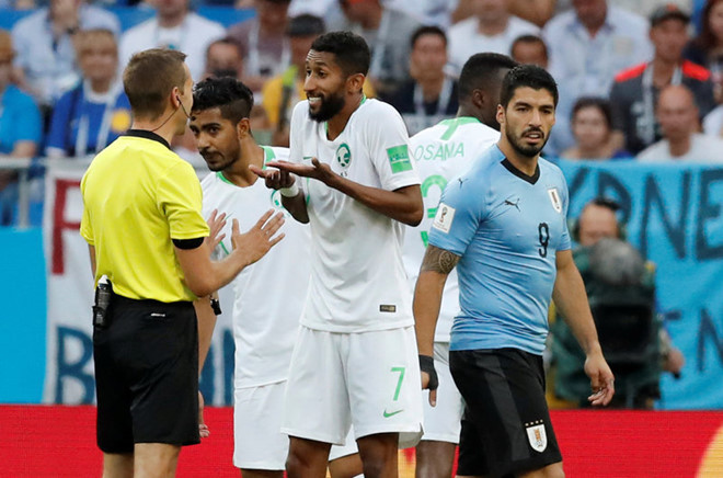 Bước vào hiệp thi đấu thứ hai, sau giờ nghỉ phục hồi sức lực, các cầu thủ Uruguay lại thể hiện quyết tâm có bàn thắng gia tăng cách biệt. Liên tục những cơ hội được trao vào chân của Cavani và Suarez nhưng bàn thắng thì chưa tới với các cầu thủ đến từ Nam Mỹ.