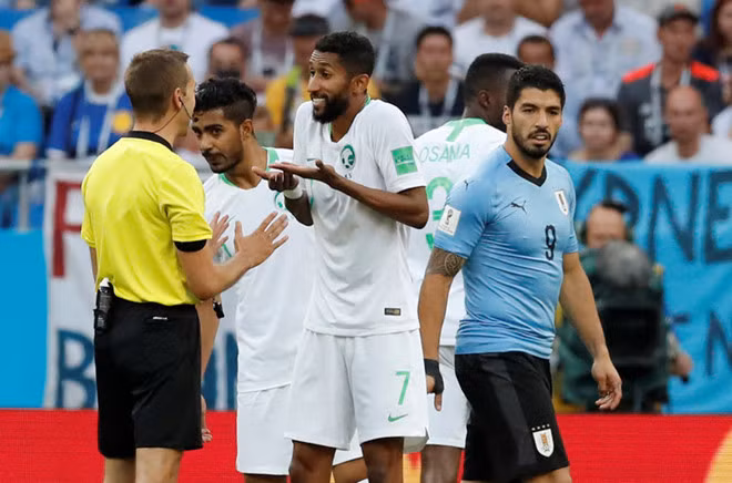 Bước vào hiệp thi đấu thứ hai, sau giờ nghỉ phục hồi sức lực, các cầu thủ Uruguay lại thể hiện quyết tâm có bàn thắng gia tăng cách biệt. Liên tục những cơ hội được trao vào chân của Cavani và Suarez nhưng bàn thắng thì chưa tới với các cầu thủ đến từ Nam Mỹ.