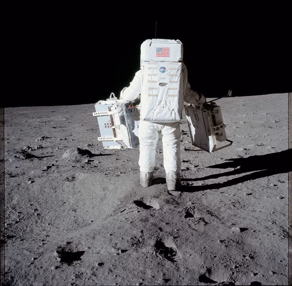 Apollo 16 là tàu thám hiểm đầu tiên hạ cánh xuống cao nguyên trên Mặt Trăng. Đoàn thám hiểm gồm John Young và Charles Duke đã có 71 giờ khám phá trên bề mặt Mặt Trăng. (Nguồn: Sputniknews).