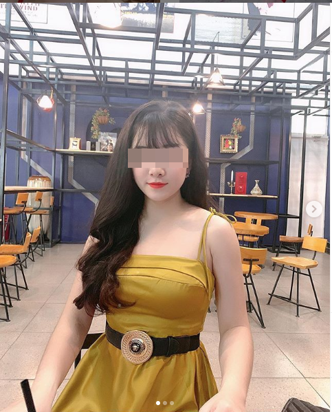 Được biết, Lê hiện đang là sinh viên của một trường đại học đóng trên địa bàn TP Vinh. Lê vừa về làm dâu của chủ nhà nghỉ Hồng Quyết 2 chưa lâu và phụ giúp làm nhân viên lễ tân tại 1 trong 2 nhà nghỉ của gia đình này đóng tại đường Lý Thường Kiệt.