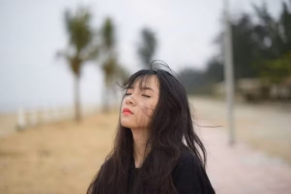 Cũng chính vì tự ti với bản thân nên Thùy Trang tâm sự rằng: "Do em cười không có đẹp như nhiều bạn nữ khác nên em theo đuổi phong cách lạnh lùng, cá tính một chút. Cũng có lúc nhìn lại, em thấy mình hao hao con trai vậy".