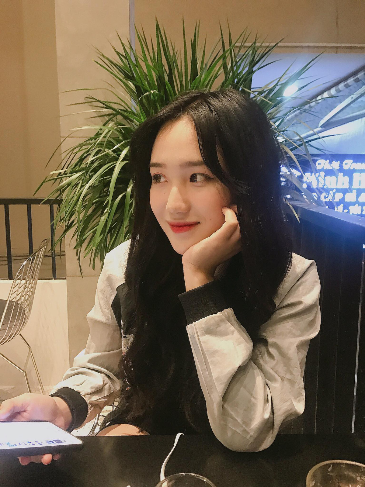 Ngoài việc học, Hồng Vân còn là cái tên rất nổi trong cộng đồng mẫu lookbook Đà thành, Facebook của cô bạn hiện có gần 160 nghìn người theo dõi.