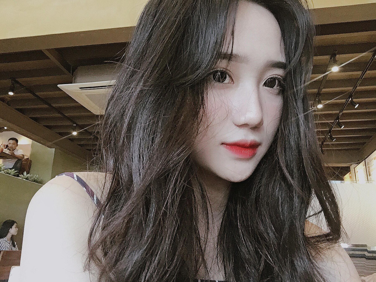 Hồng Vân bày tỏ sự bất ngờ khi thấy dân mạng yêu thích những bức ảnh thẻ này. "Chỉ là chụp ảnh bình thường thôi nên mình rất vui khi được nhiều người quan tâm đến vậy".