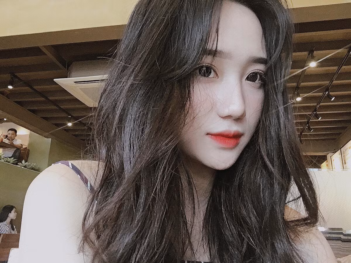 Hồng Vân bày tỏ sự bất ngờ khi thấy dân mạng yêu thích những bức ảnh thẻ này. "Chỉ là chụp ảnh bình thường thôi nên mình rất vui khi được nhiều người quan tâm đến vậy".