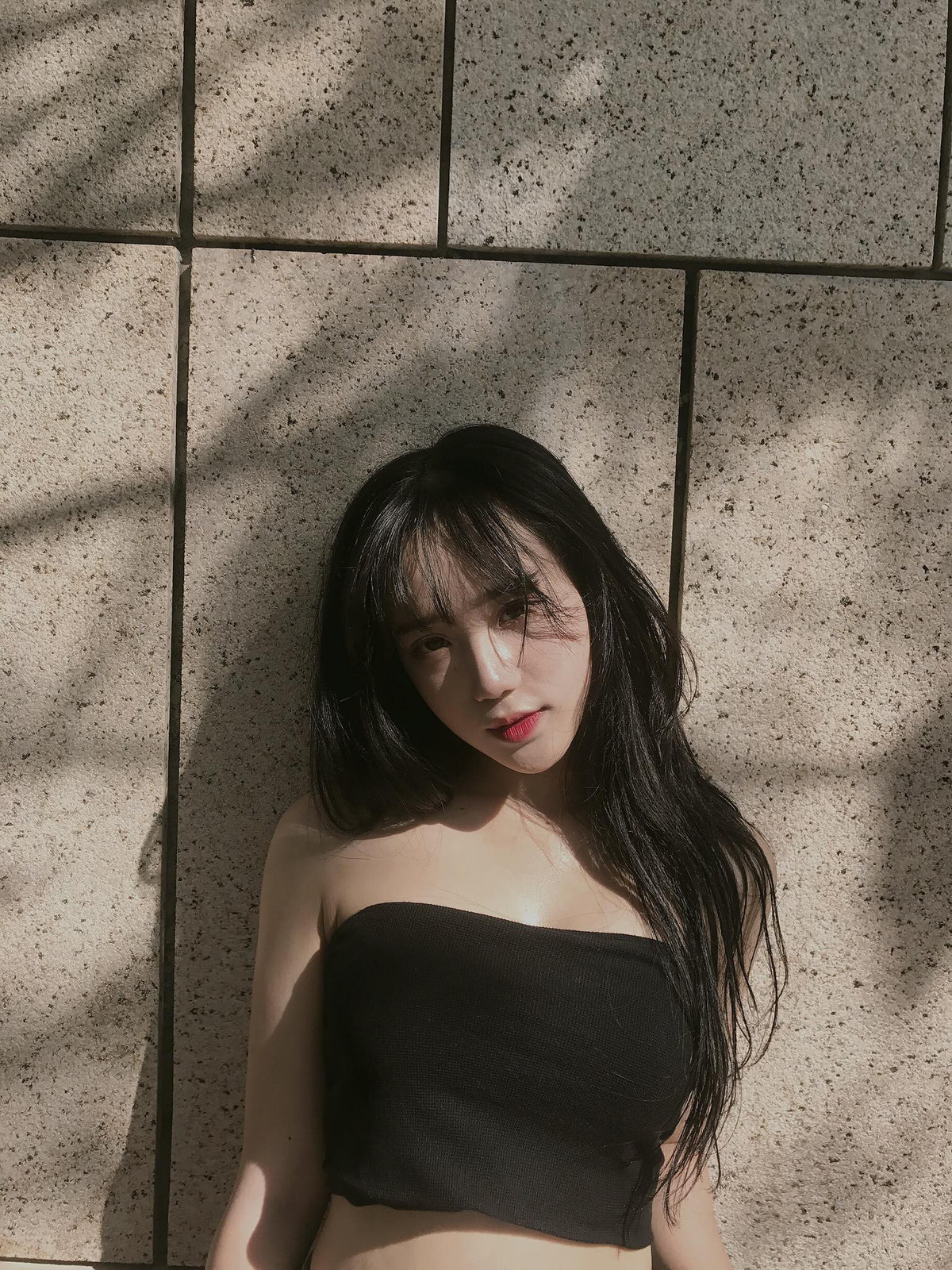 Sở hữu làn da trắng, sống mũi cao và đôi mắt to tròn, nên không hề khó hiểu khi thấy Hồng Vân luôn xinh xuất sắc trong mọi khung hình. Cô bạn còn được dân tình ưu ái đặt cho biệt danh là "hot girl ảnh thẻ 10X".