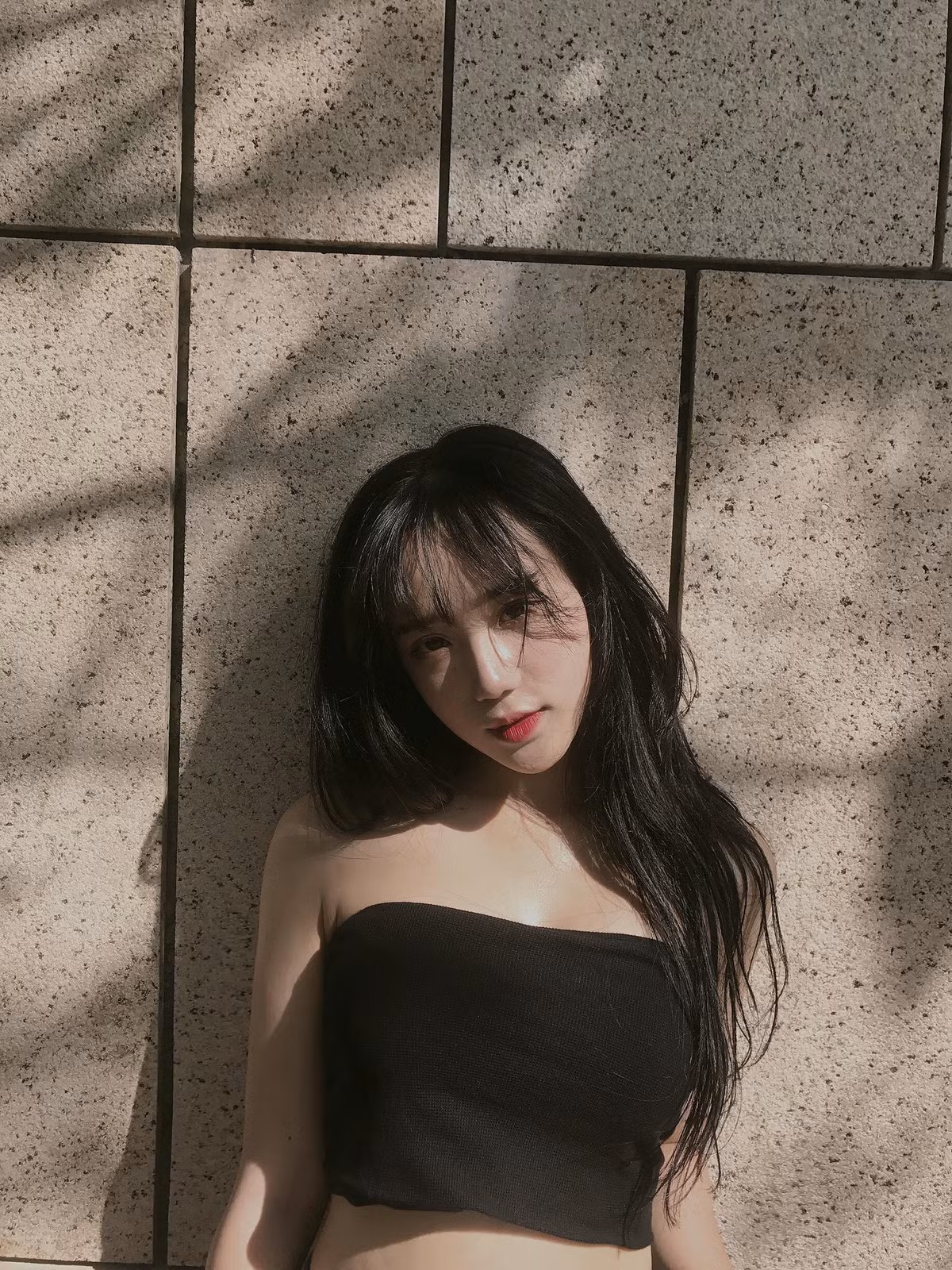 Sở hữu làn da trắng, sống mũi cao và đôi mắt to tròn, nên không hề khó hiểu khi thấy Hồng Vân luôn xinh xuất sắc trong mọi khung hình. Cô bạn còn được dân tình ưu ái đặt cho biệt danh là "hot girl ảnh thẻ 10X".