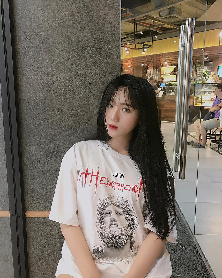 Phạm Châu Hồng Vân (sinh năm 2000), sau khi hoàn thành học phần tại cấp PTTH, cô bạn xinh đẹp này dự định sẽ ứng tuyển vào trường Đại học Luật TP HCM.