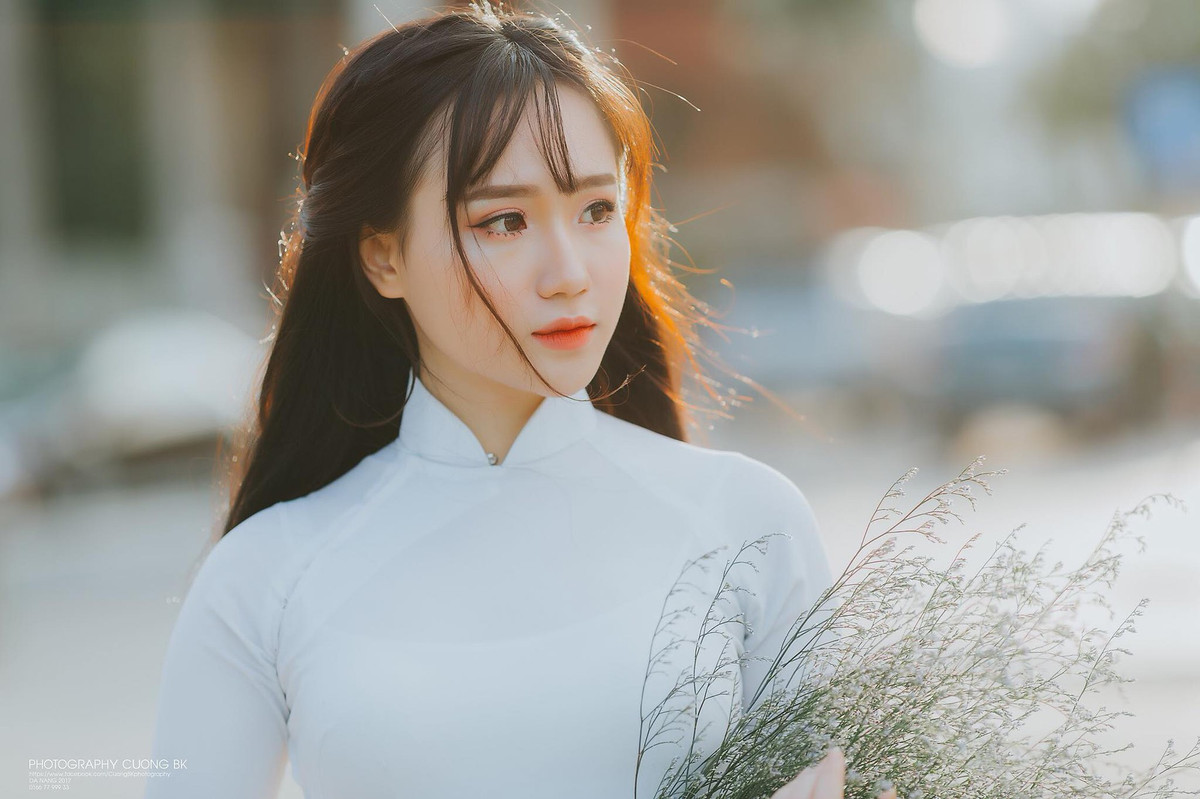 Hồng Vân bắt đầu được mọi người biết đến sau clip ngắn quay lại những bức ảnh thẻ của cô bạn này. Ai cũng phải trầm trồ trước nhan sắc xinh đẹp ngời ngời của cô nàng.