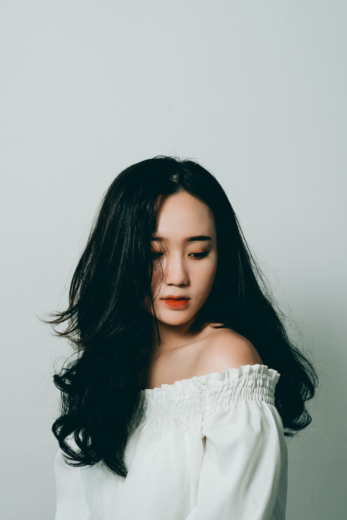 Một tin vui cho các anh em đó là Hồng Vân tiết lộ, cô chưa có bạn trai và tiêu chuẩn của cô nàng chỉ là một chàng trai có tài lẻ, lâu lâu khùng khùng giống mình nhưng phải thật tâm lý.