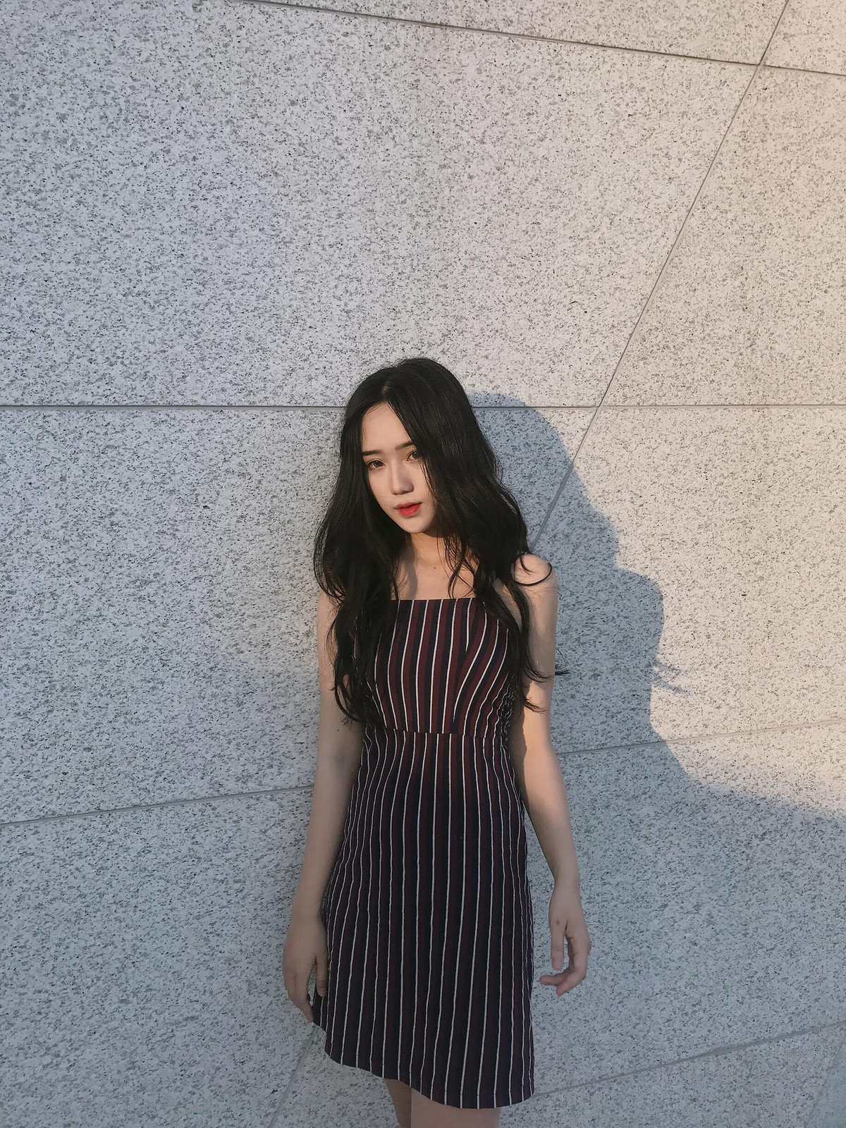 Dù chỉ mặc áo trắng giản dị và trang điểm nhẹ nhàng nhưng thần thái của Hồng Vân "không-phải-dạng-vừa-đâu".