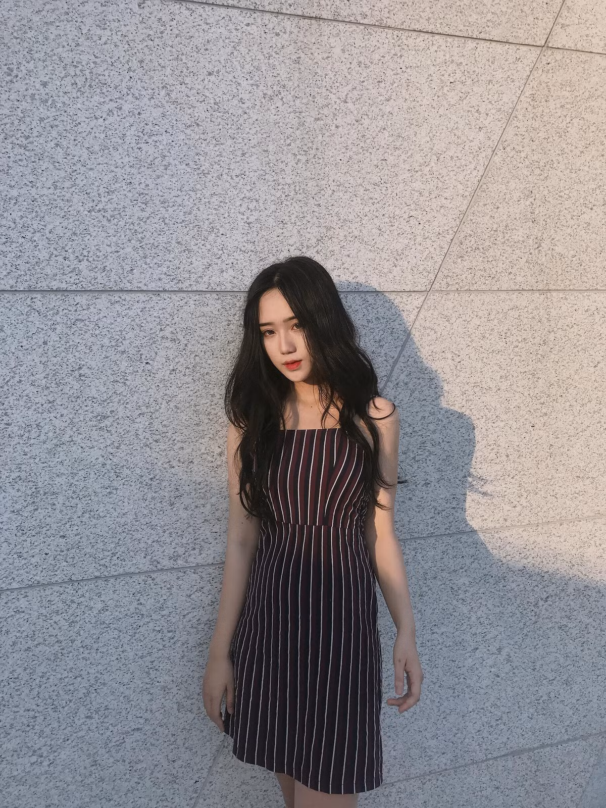 Dù chỉ mặc áo trắng giản dị và trang điểm nhẹ nhàng nhưng thần thái của Hồng Vân "không-phải-dạng-vừa-đâu".