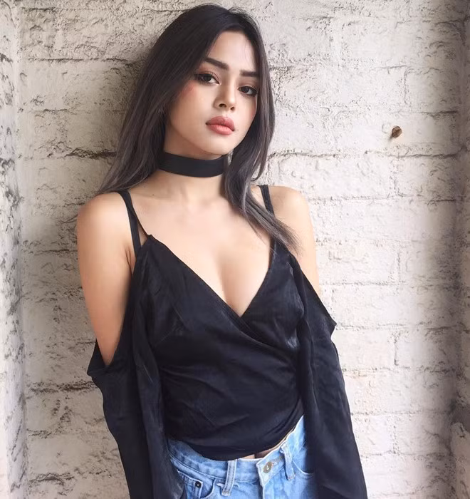 Phát huy ưu điểm trên gương mặt, Lily Maymac luôn chọn cho mình lối trang điểm sắc sảo, đặc biệt là những màu son thời thượng và nổi bật.