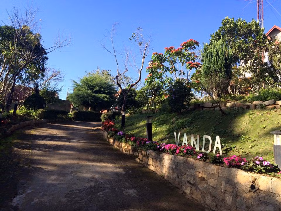  Homestay vintage ở Đà Lạt được dân phượt cũng như các bạn trẻ nhắc đến thời gian qua có tên đầy đủ là Vanda garden hill Dalat. Mặc dù mới chỉ được đưa vào sử dụng không lâu nhưng chính sự mộc mạc của khu homestay này đã khiến nhiều người cất công đến khám phá.
