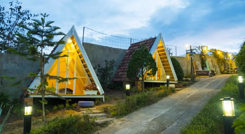 Homestay vintage Vanda garden hill Dalat nằm trên đường Triệu Việt Vương và cách trung tâm thành phố Đà Lạt không quá xa. Khi tới đây, các du khách sẽ cảm nhận như được bước vào một không gian xanh mát đầy hương hoa và cỏ, tách biệt hoàn toàn với thế giới bên ngoài.