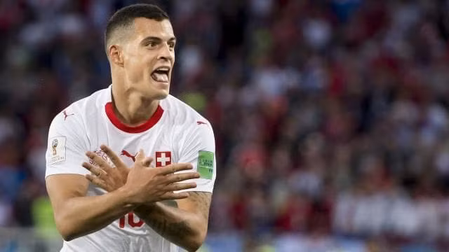 Còn với Xhaka, anh cũng là người gốc Albania. Anh trai của tiền vệ đang thuộc biên chế Arsenal (Taulant Xhaka) thậm chí còn đang khoác áo tuyển Albania thay vì Thụy Sĩ.