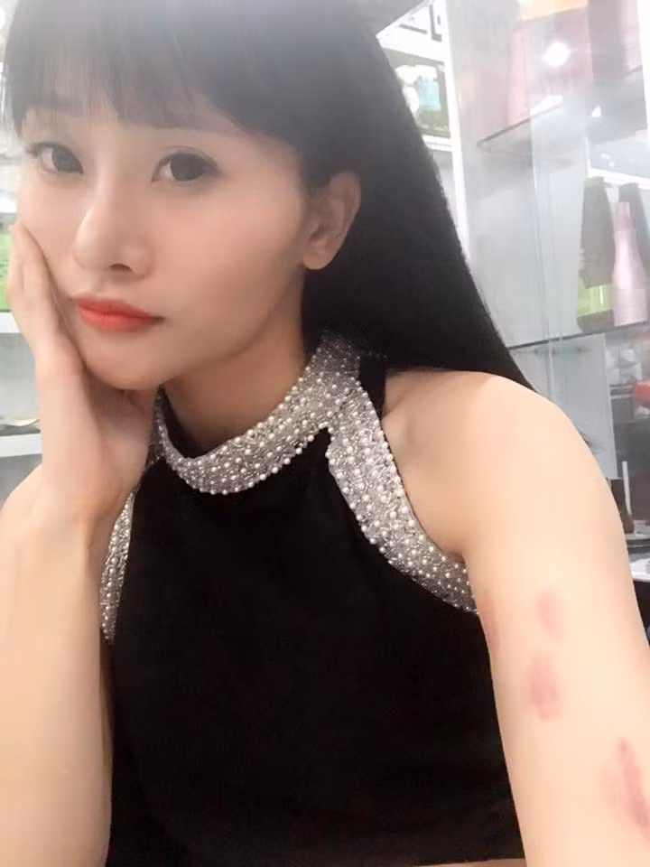 Sau khi những bức ảnh đời thật hiện tượng mạng xã hội Chippy Pola được đăng tải, rất nhiều bình luận sôi nổi từ cư dân mạng đã được đăng đàn. Nhiều người nhận xét rằng cô nàng này không chỉ có gương mặt xinh như hot girl mà còn có gu ăn mặc sành điệu. Làn da đen nhẻm, mụn ruồi to tướng chỉ là thứ cô nàng tô vẽ thêm để gây chú ý.