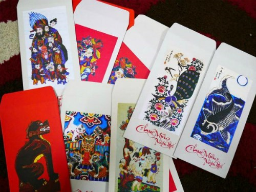 Nếu năm ngoái chỉ đơn giản là các mẫu lì xì in hoa văn chim phượng thì năm nay lì xì tranh dân gian đã có sự khác biệt lớn.