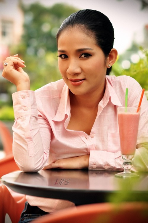 Cát Tường tạo ấn tượng mạnh mẽ với nhân vật Yến lẳng lơ trong phim truyền hình Đồng tiền xương máu. Đây cũng là cơ duyên mở đầu cho sự nghiệp chuyên trị những vai phản diện, lắm chiêu. Nữ diễn viên được khán giả bầu chọn là một trong những mỹ nhân tàn ác trên màn ảnh Việt. Ảnh: FBNV.