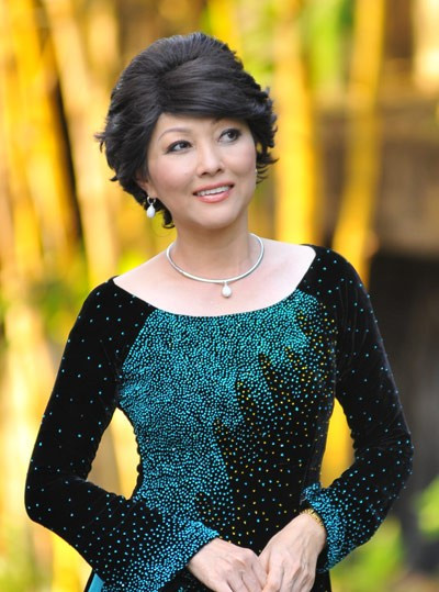 Tên tuổi Phương Dung gắn liền với vai Tào Thị tàn ác trong phim Phạm Công - Cúc Hoa (1989). Vai diễn để đời khiến chị từng bị khán giả chửi mắng, ném đá lên sân khấu mỗi khi đi tấu hài ở tỉnh. Từ đó đến nay, nữ diễn viên gần như là người xấu, kẻ ác trên màn ảnh. Thỉnh thoảng cũng có cơ hội làm người tốt trên phim nhưng khán giả vẫn chỉ nhớ đến các vai phụ nữ chanh chua mà chị đảm nhận. Ảnh: NVCC