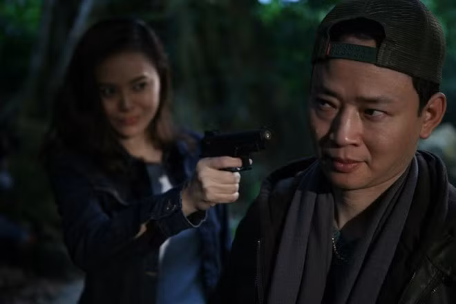 Tùng Dương (phải) tự nhận bản thân là diễn viên hợp với vai phản diện trên màn ảnh. Bắt đầu công việc diễn xuất từ năm 1994, đến nay Tùng Dương đã có trong tay hơn 50 vai phản diện. Những vai đáng chú ý của anh có thể kể đến như Lân trong Chuyện phố phường, Ban trong Lãnh địa, Trần Vương trong Khi đàn chim trở về... Ảnh: VNN.