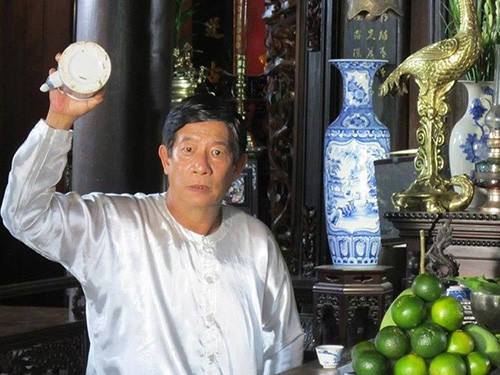 Nguyễn Hậu là diễn viên Việt sở hữu gần 300 vai diễn lớn nhỏ, gắn liền với hình ảnh trùm mật vụ, mật thám ác ôn, xã hội đen trong hơn 30 năm theo nghiệp diễn. Chính nam diễn viên cũng từng chia sẻ, vai ác chọn ông như cái nghiệp: “Đạo diễn nói mặt tôi xấu, chẳng thể nào đóng chính được, vai ác mới ấn tượng. Vậy là tôi thành người ác”. Ảnh: NVCC.