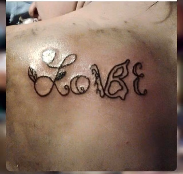 Thời gian vừa qua, những mốt xăm mới liên tục được các nghệ sĩ xăm trên thế giới sáng tạo làm mê hoặc những giới người mê xăm. Thế nhưng, bên cạnh đó vẫn còn đó những hình xăm lỗi được cư dân mạng đăng tải trên mạng xã hội.