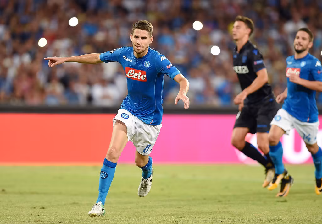 Arsenal quay lại theo tiền vệ Napoli: Theo tin chuyển nhượng bóng đá mới nhất từ Tuttomercato, Arsenal đã khôi phục mối quan tâm đối với tiền vệ Jorginho của Napoli. Cụ thể, họ sẵn sàng đưa ra đề nghị cho cầu thủ 25 tuổi này vào mùa Hè tới. ẢNh: Tuttomercato