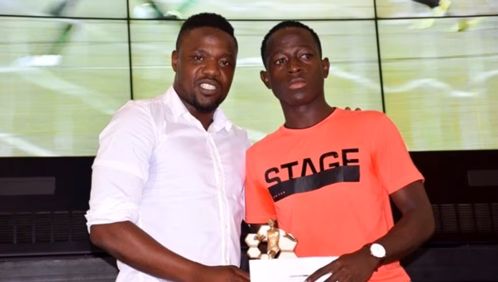 Barca ký với “viên ngọc châu Phi”. Barca đang nghiên cứu việc ký hợp đồng với một trong những viên ngọc quý của bóng đá châu Phi. Cầu thủ được đề cập tới ở đây là Parfait Guiagon, sinh ngày 22/2/2001.