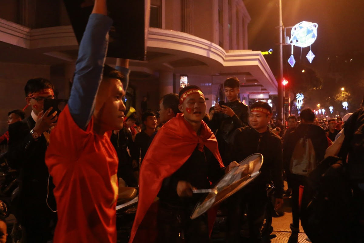 Cũng giống như những lần "đi bão" trước đây, ngoài kèn vuvuzela, người dân Việt Nam còn ăn mừng theo cách khá truyền thống đó là mang mâm hay vung nồi ra đập để tạo nên âm thanh khuấy động.